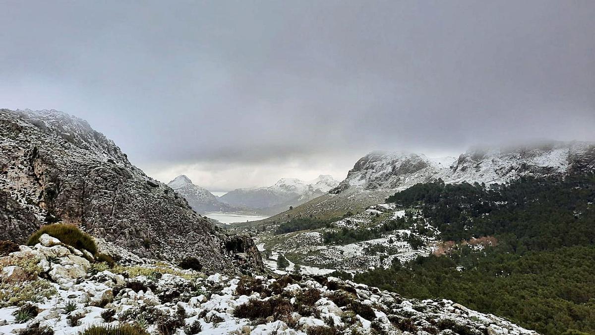 Paisaje nevado desde la cumbre de l’Ofre.