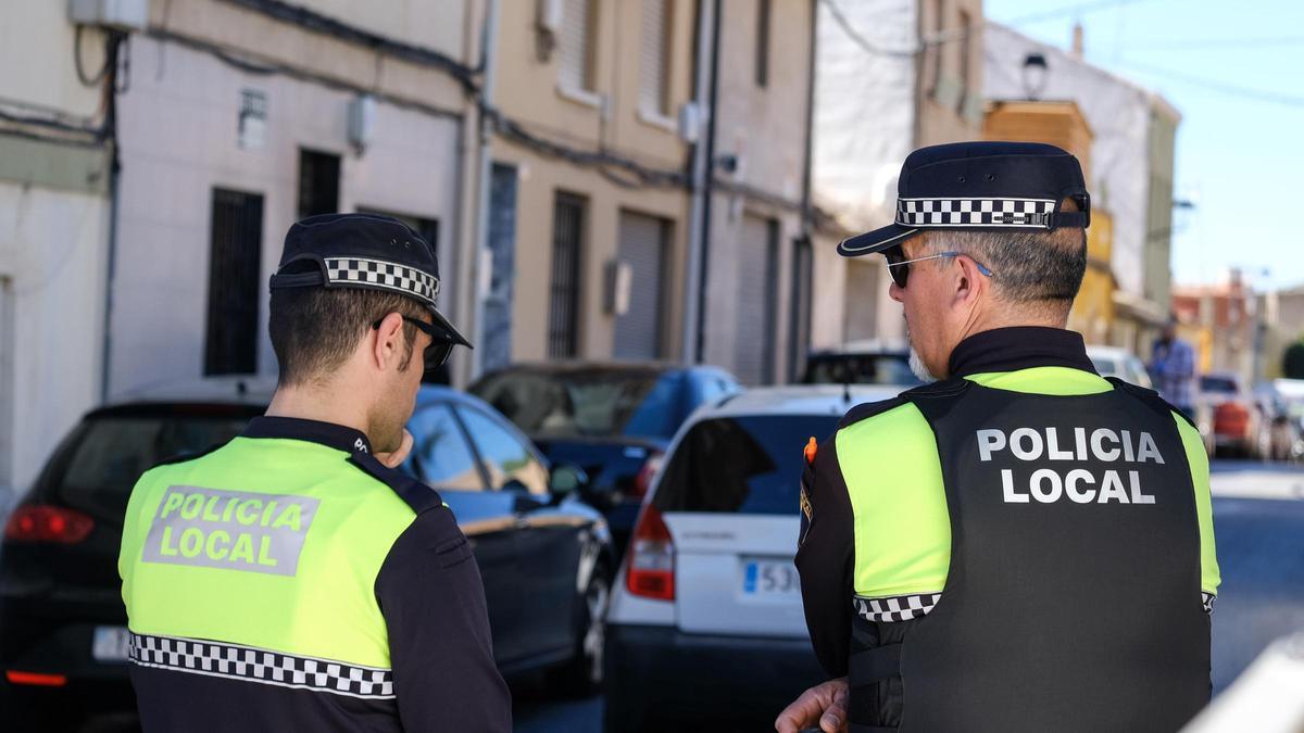 Una patrulla de la Policía Local de Elda durante un servicio requerido por el 112.