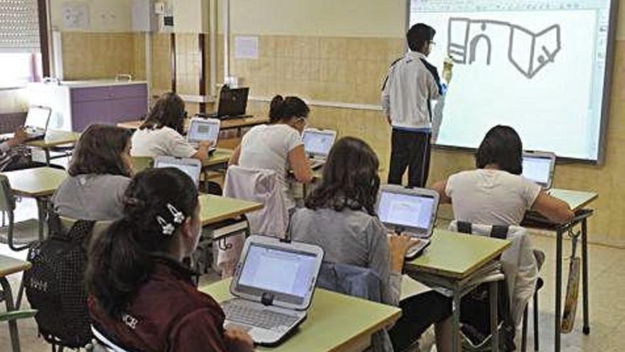 Varios alumnos en su clase de un colegio de A Coruña.