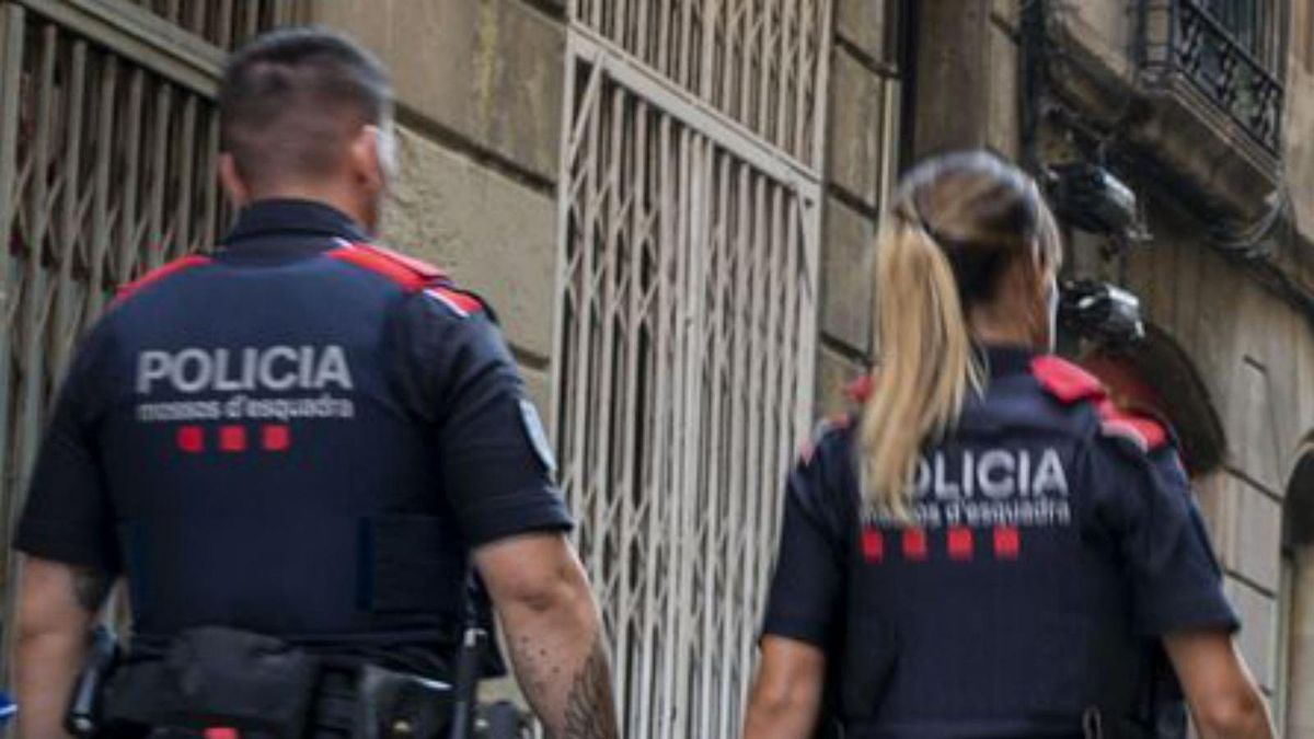 Una parella de mossos al Raval. | JORDI COTRINA