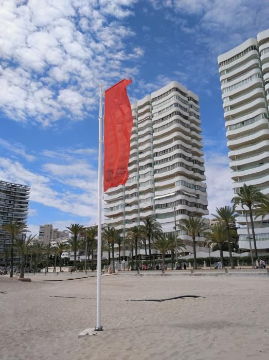 Banderas "mixtas" en la Playa de San Juan