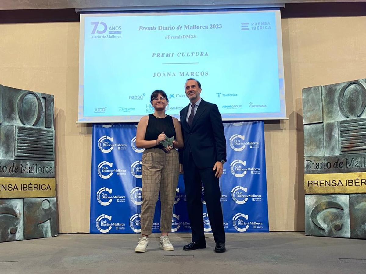 Joana Marcús recibe el Premi Diario de Mallorca de Cultura que le entrega Gabriel Le Senne, presidente del Parlament