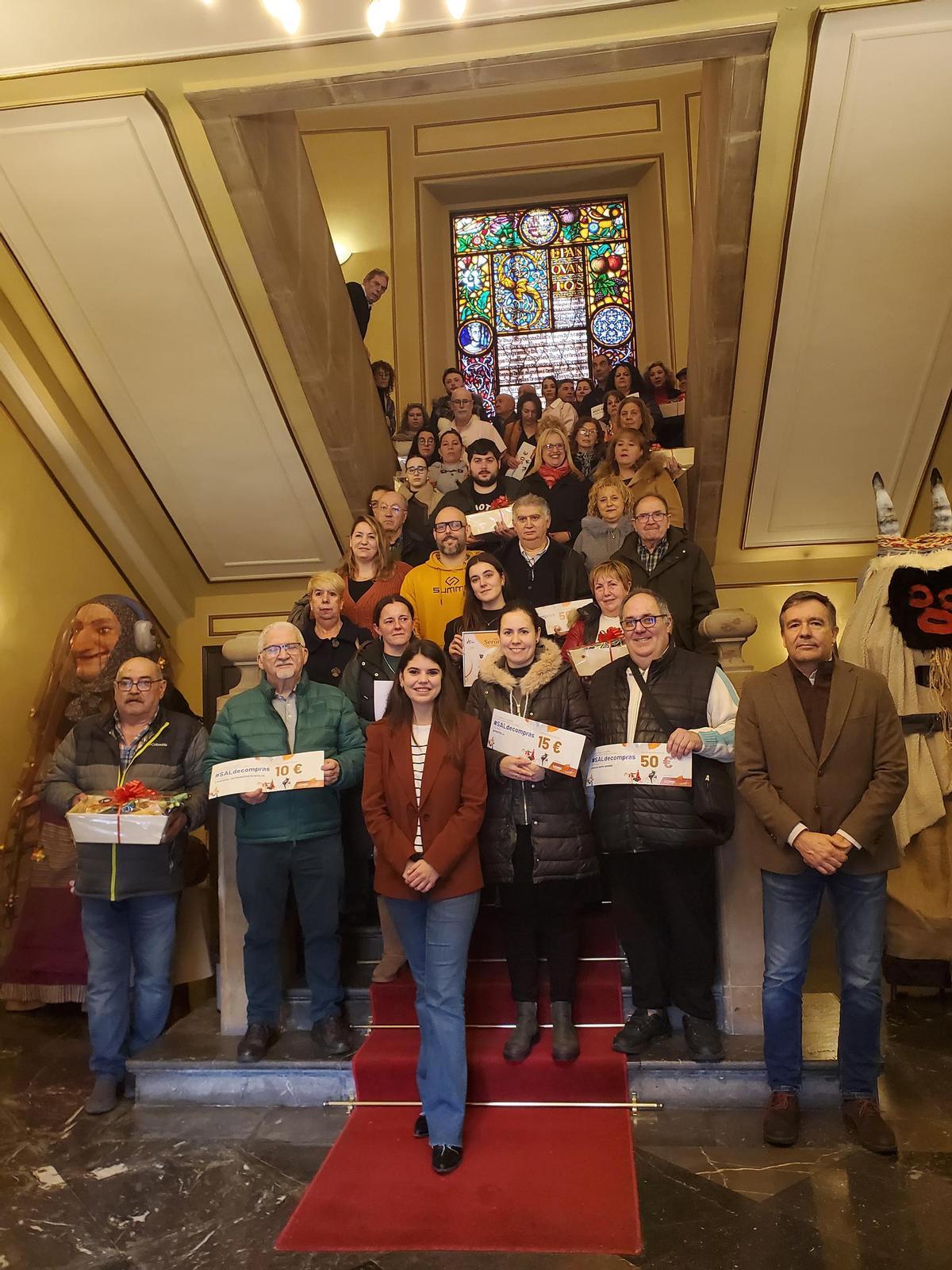 Todos los premiados junto a la concejala de Comercio y Turismo, Raquel Ruiz.