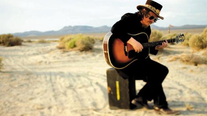 El cantante italiano Zucchero junto a su inseparable guitarra.