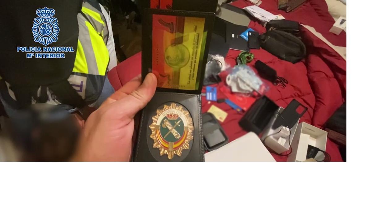 La placa de la Guardia Civil incautada al detenido.