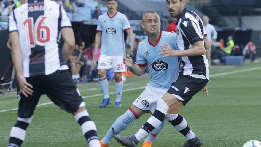 Lobotka lucha con un futbolista del Levante en el último partido de la pasada temporada. // Alba Villar