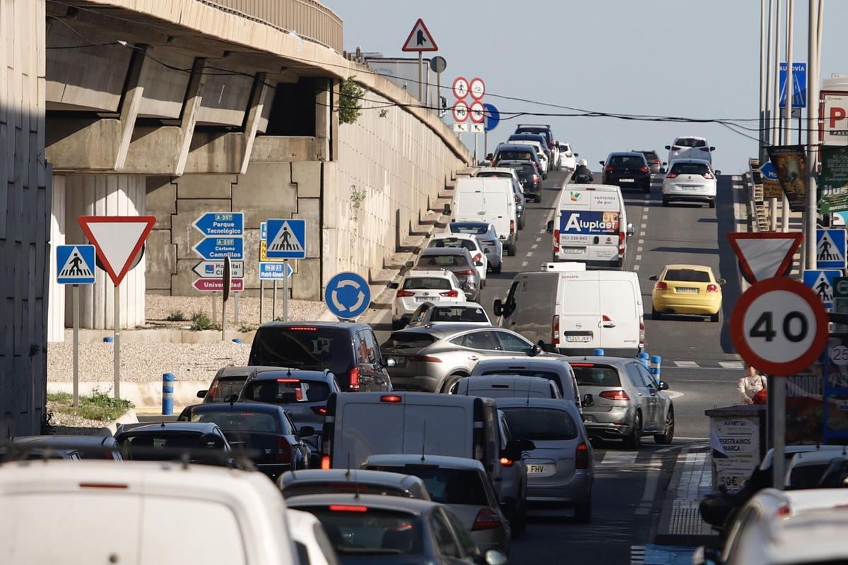 Retenciones en la zona de la Universidad donde la Junta iniciará en enero las obras del carril BUS-VAO de acceso a Málaga por la A-357