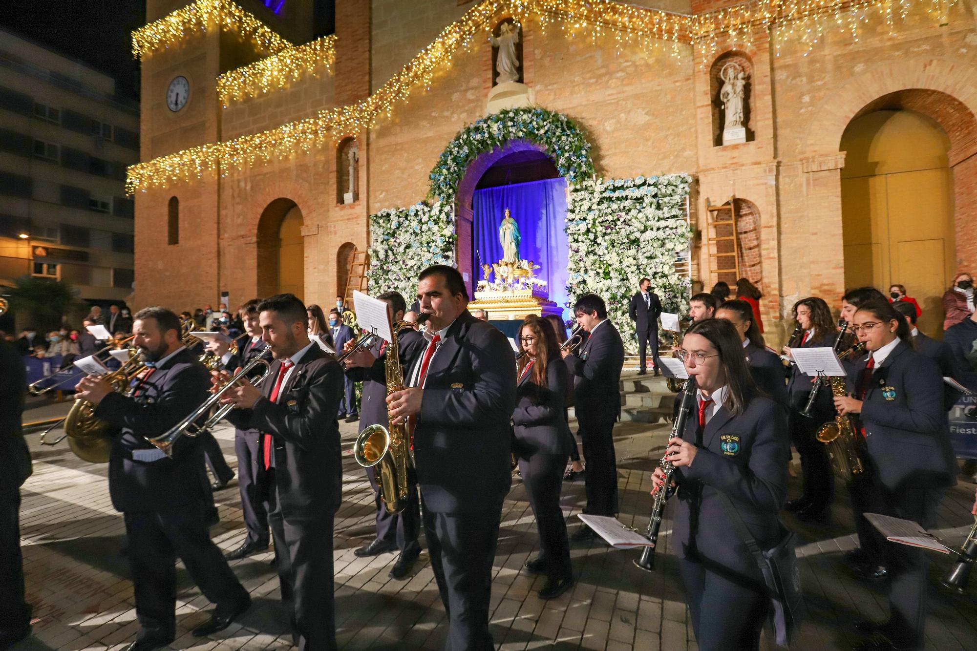 Torrevieja rinde homenaje a su patrona con una ofrenda floral