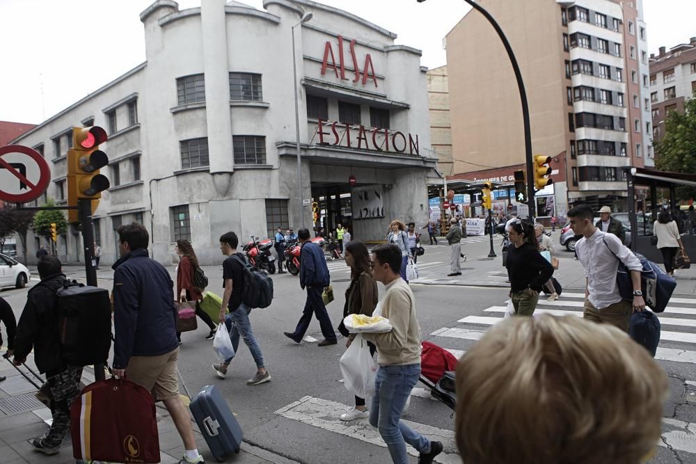 Manifestantes cortan la salida de autobuses de la estación de Gijón por el despido de cinco trabajadores.