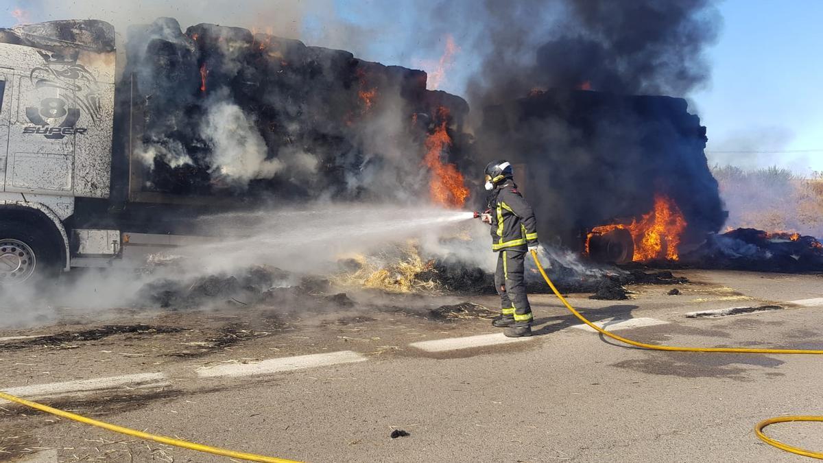 Los bomberos apagan el fuego del camión.