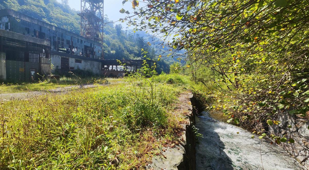 Instalaciones del Pozo Polio de Hunosa, con el río donde se vierte el agua, a la derecha.