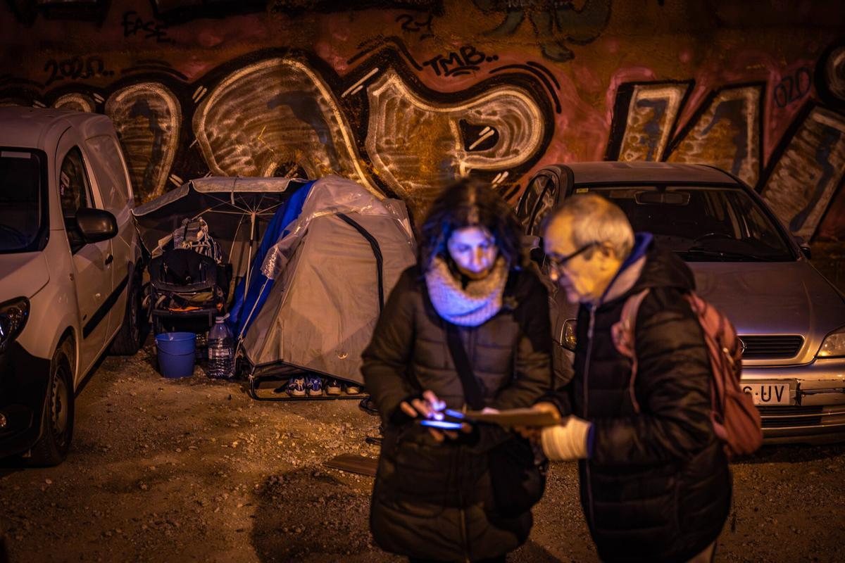 Barcelona 3/12/2025 Sociedad Recuento de personas sin hogar por parte de Arrels. - Baix Guinardó. AUTOR: JORDI OTIX