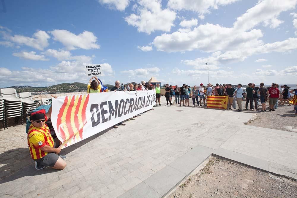 60 personas en Ibiza en apoyo del referéndum.