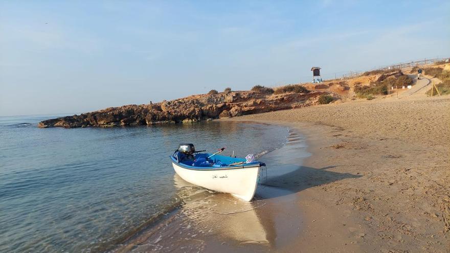 La Guardia Civil localiza una patera en la playa canina de Orihuela Costa