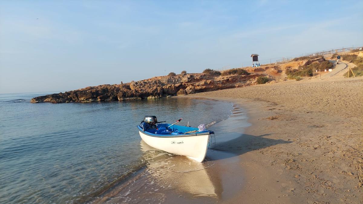 Embarcación localizada sin ocupantes en la playa canina del litoral oriolano