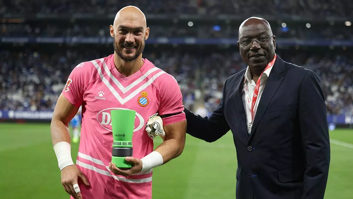 Marko Dmitrović recibió el premio a la mejor parada del mes de marzo de LaLiga de manos de Tommy N'Kono