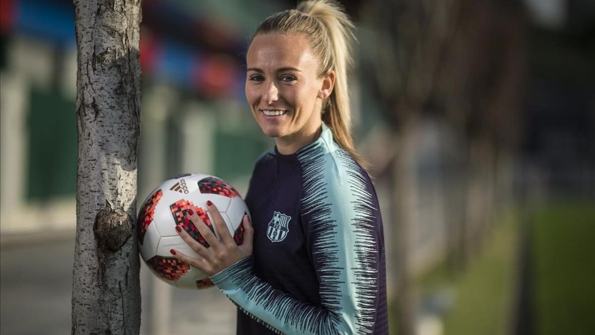 Toni Duggan, delantera del FC Barcelona, posa para El Periódico antes del entrenamiento del equipo en la Ciutat Esportiva Joan Gamper