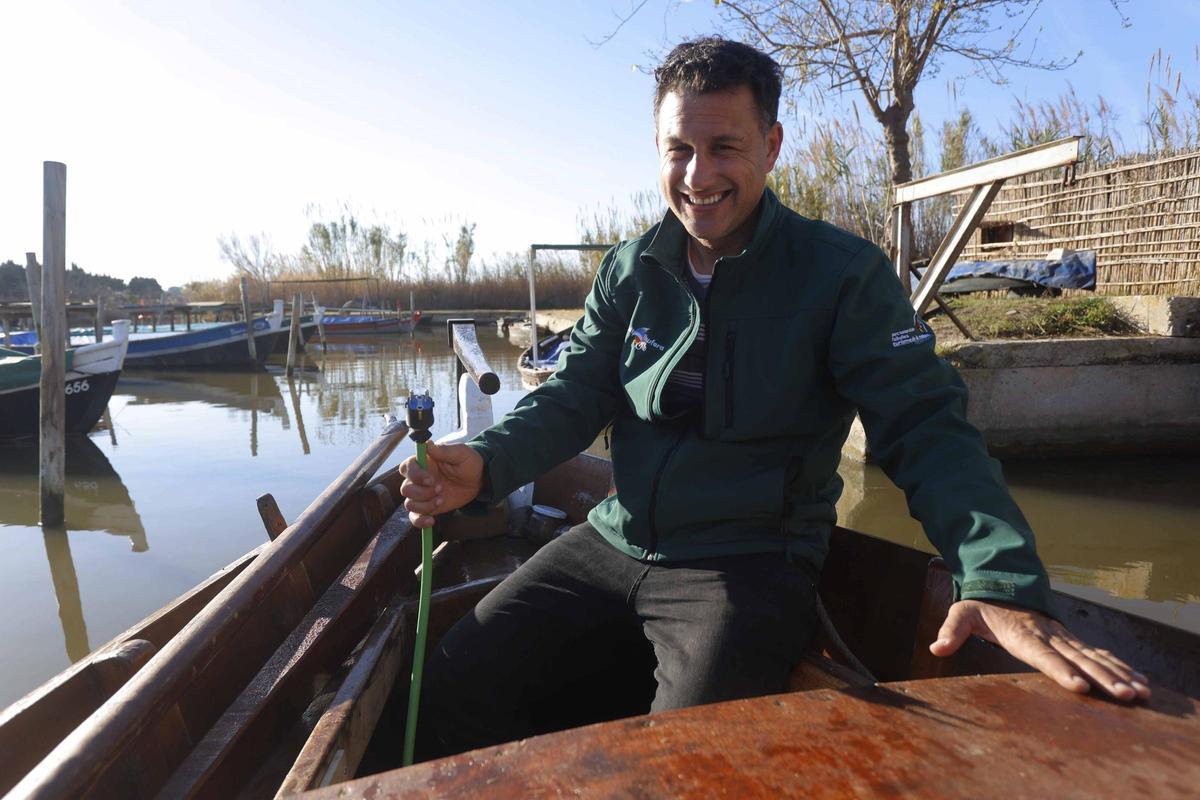 Un usuario del Port del Saler muestra el enchufe de la barca eléctrica que no tiene punto de recarga en este entorno.