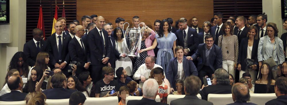 El Real Madrid celebra la duodécima con su afición