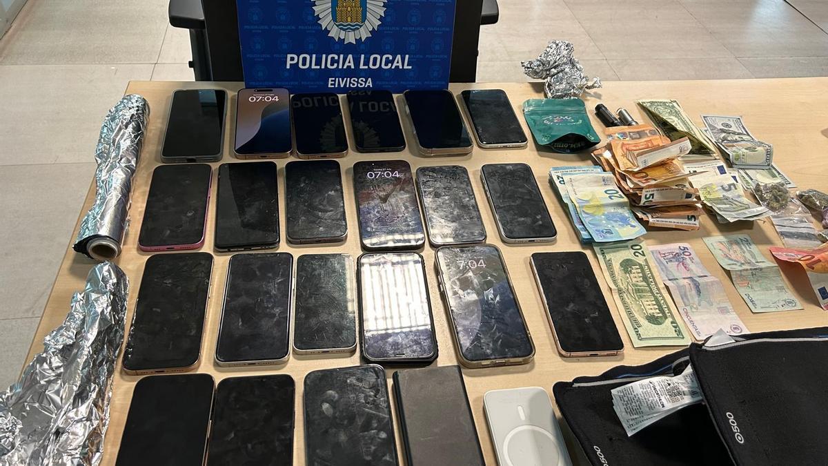 Imagen de los móviles y el dinero incautado a los cinco detenidos en Ibiza.