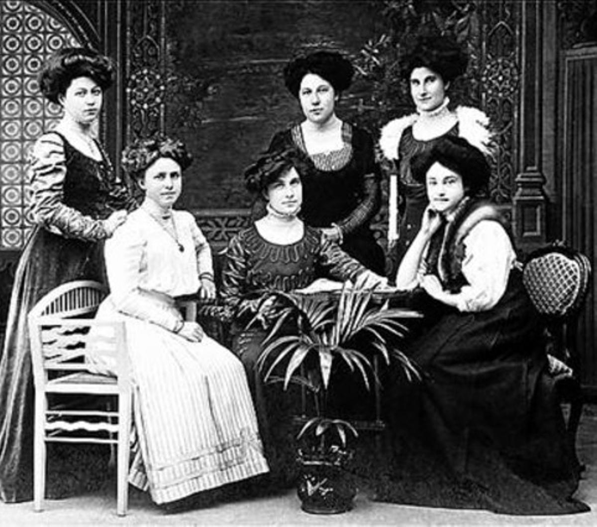 ESCENES 3 A dalt, retrat de dones de la burgesia catalana i concurs de globus el 1908. A sota, un agent al passeig de Sant Joan, amb l’Arc de Triomf al fons, i minyones passejant criatures al passeig de Gràcia. ESCENES 3 A dalt, retrat de dones de la burgesia catalana i concurs de globus el 1908. A sota, un agent al passeig de Sant Joan, amb l’Arc de Triomf al fons, i minyones passejant criatures al passeig de Gràcia.