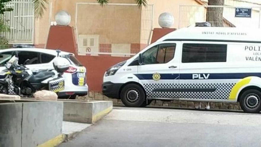 El vehículo de atestados acudió al centro de salud de la Fuente de San Luis para someterle a la prueba.