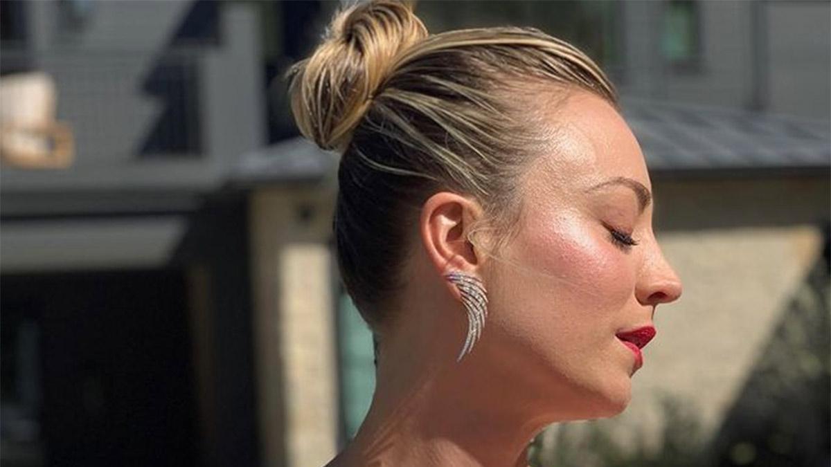 Kaley Cuoco con manicura multicolor y moño bailarina