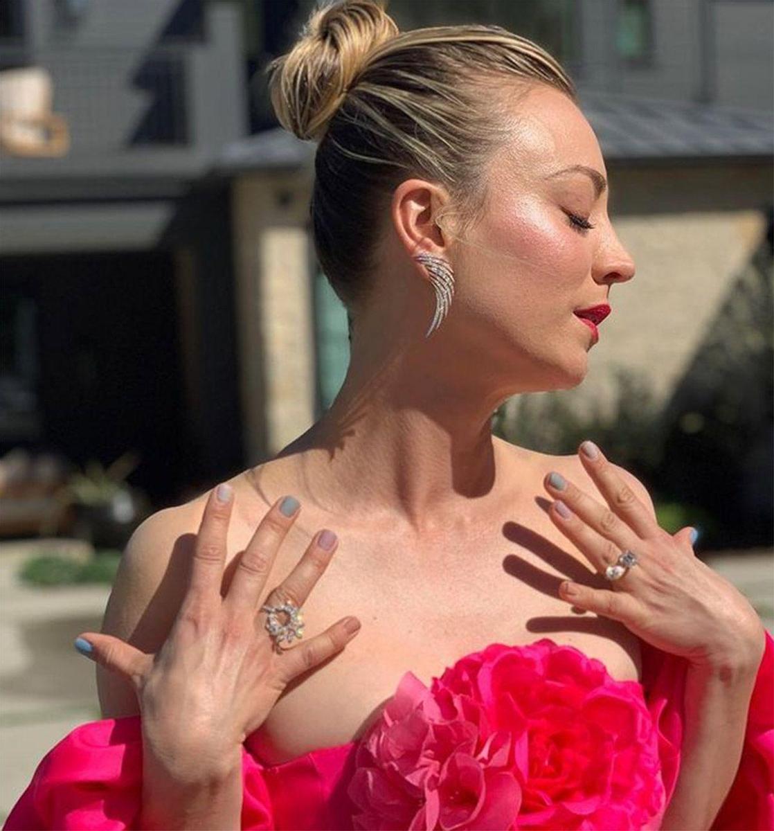 Kaley Cuoco con manicura multicolor y moño bailarina