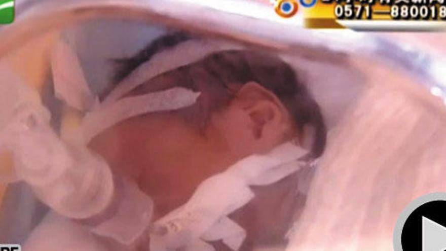 El nadó xinès que va estar a punt de ser incinerat per error.