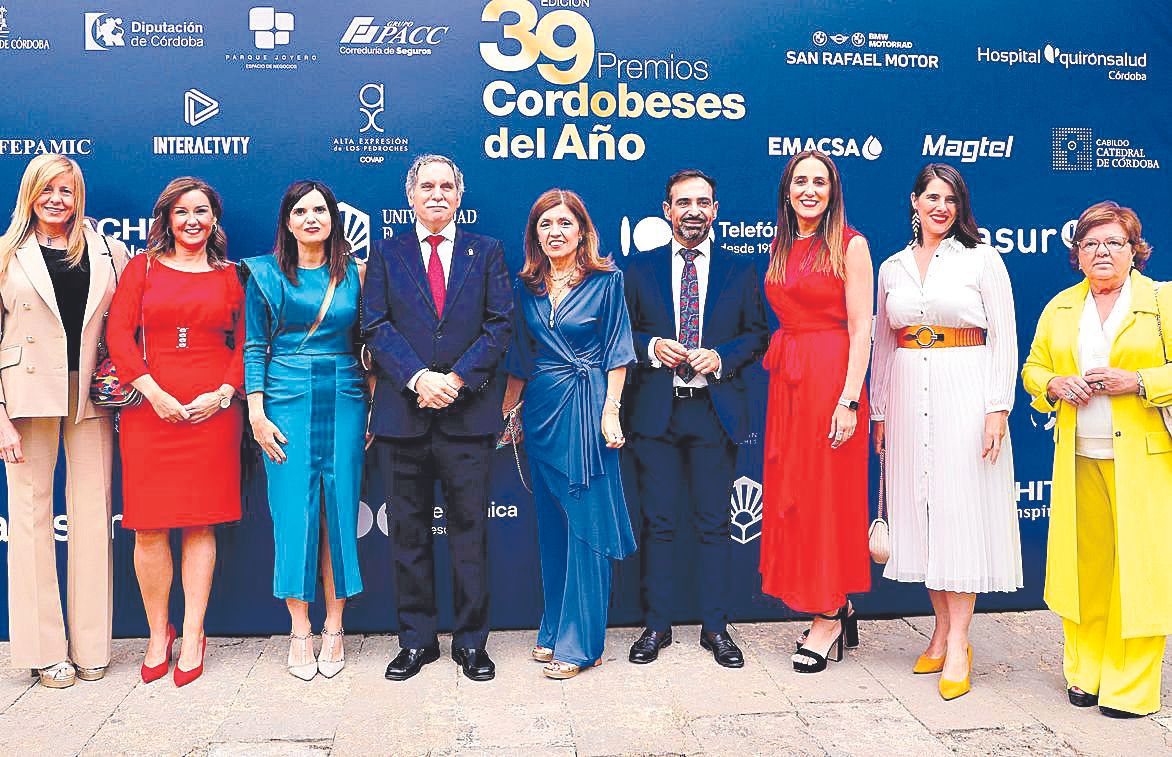 41.	Rosario Alarcón, Raquel López, Dolores Gálvez, José Viso, María Jesús Botella, Félix Romero, Verónica Martos, Araceli Cabello y Dolores Sánchez.