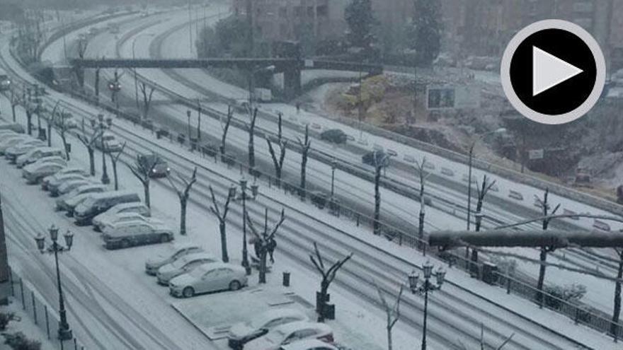 Los operarios trabajan en Oviedo para limpiar de nieve las calles