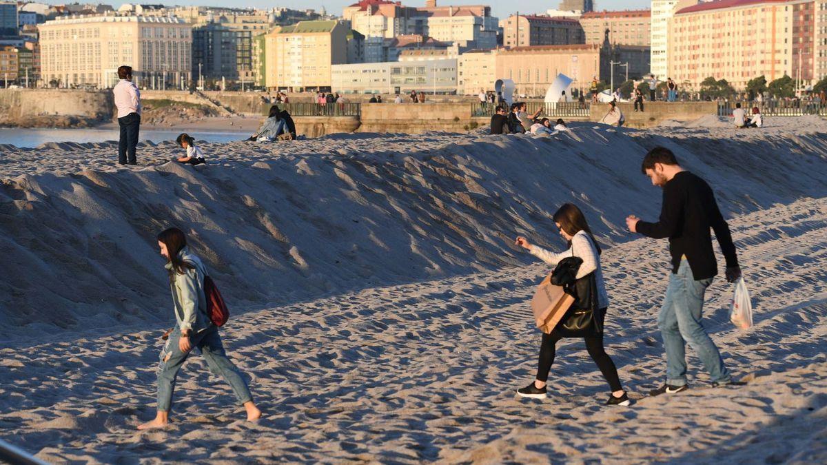 Duna del arenal de Riazor un día soleado.