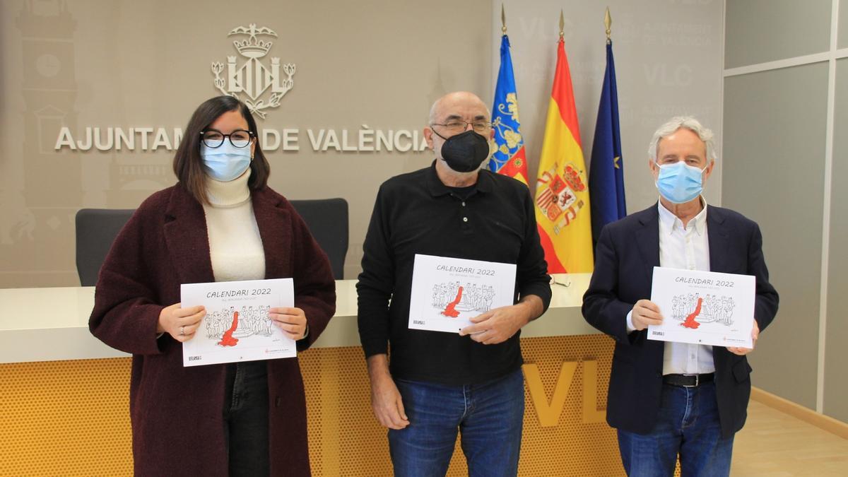 Sandra Gómez, Ortifus y Emiliano García, con los calendarios.