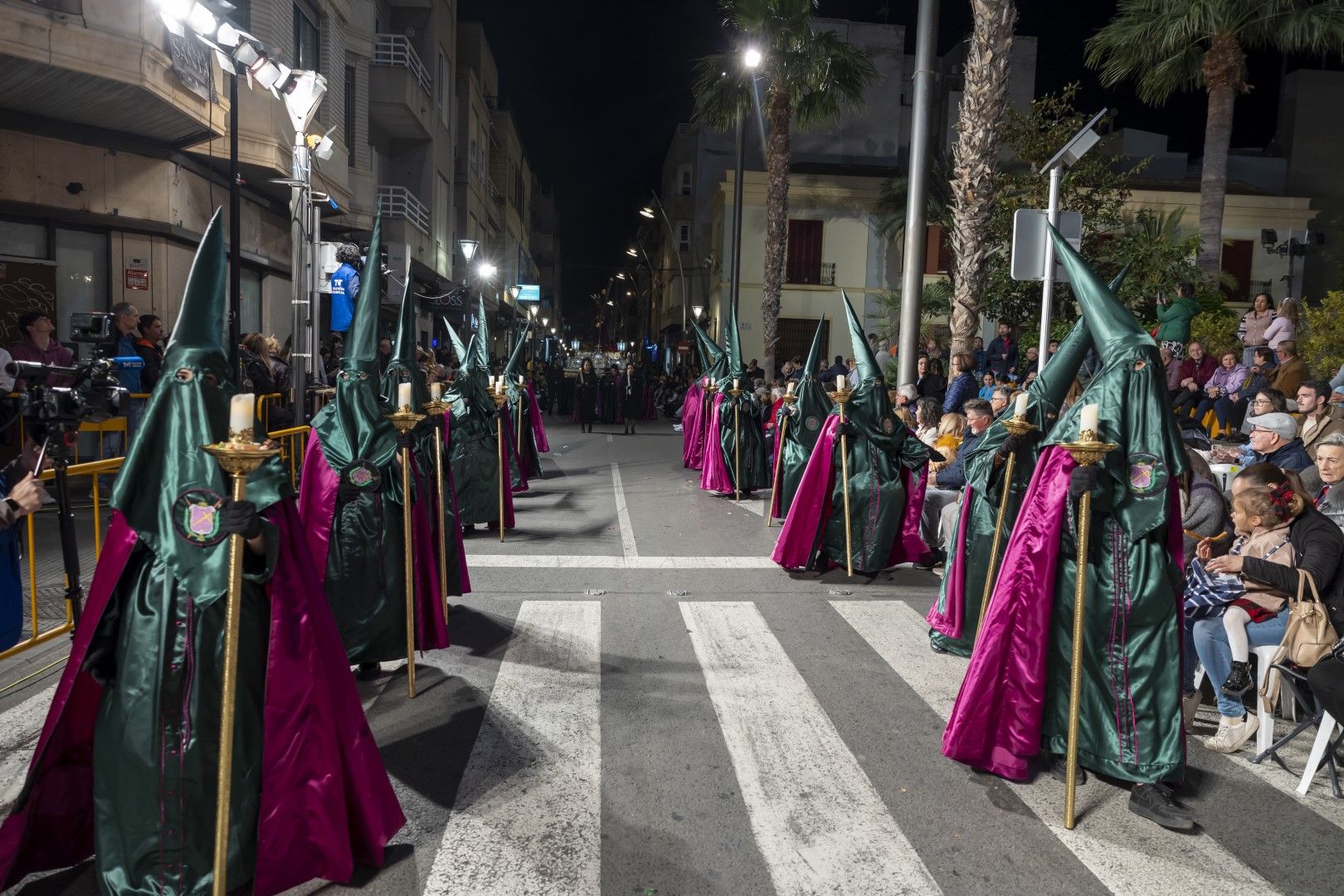 Las quince cofradías de la Semana Santa de Torrevieja recorrieron las calles en Viernes Santo