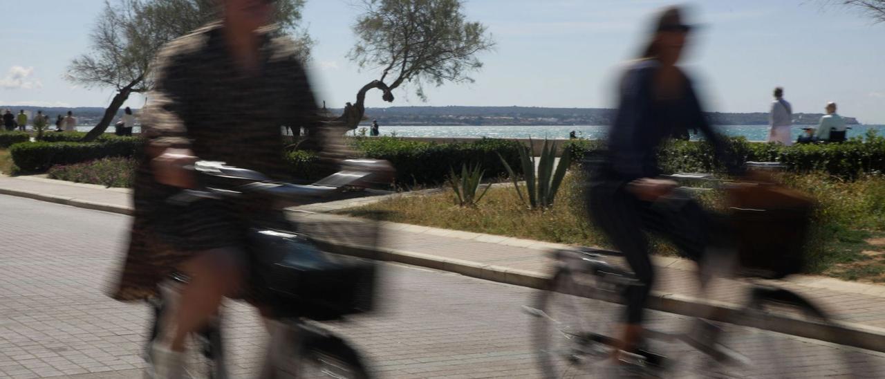 Mallorca lässt sich vielerorts auch ohne Auto genießen – mit Bahn, Bus sowie auf kurzen Strecken auf dem Fahrrad.   | FOTO: CLARA MARGAIS/DPA