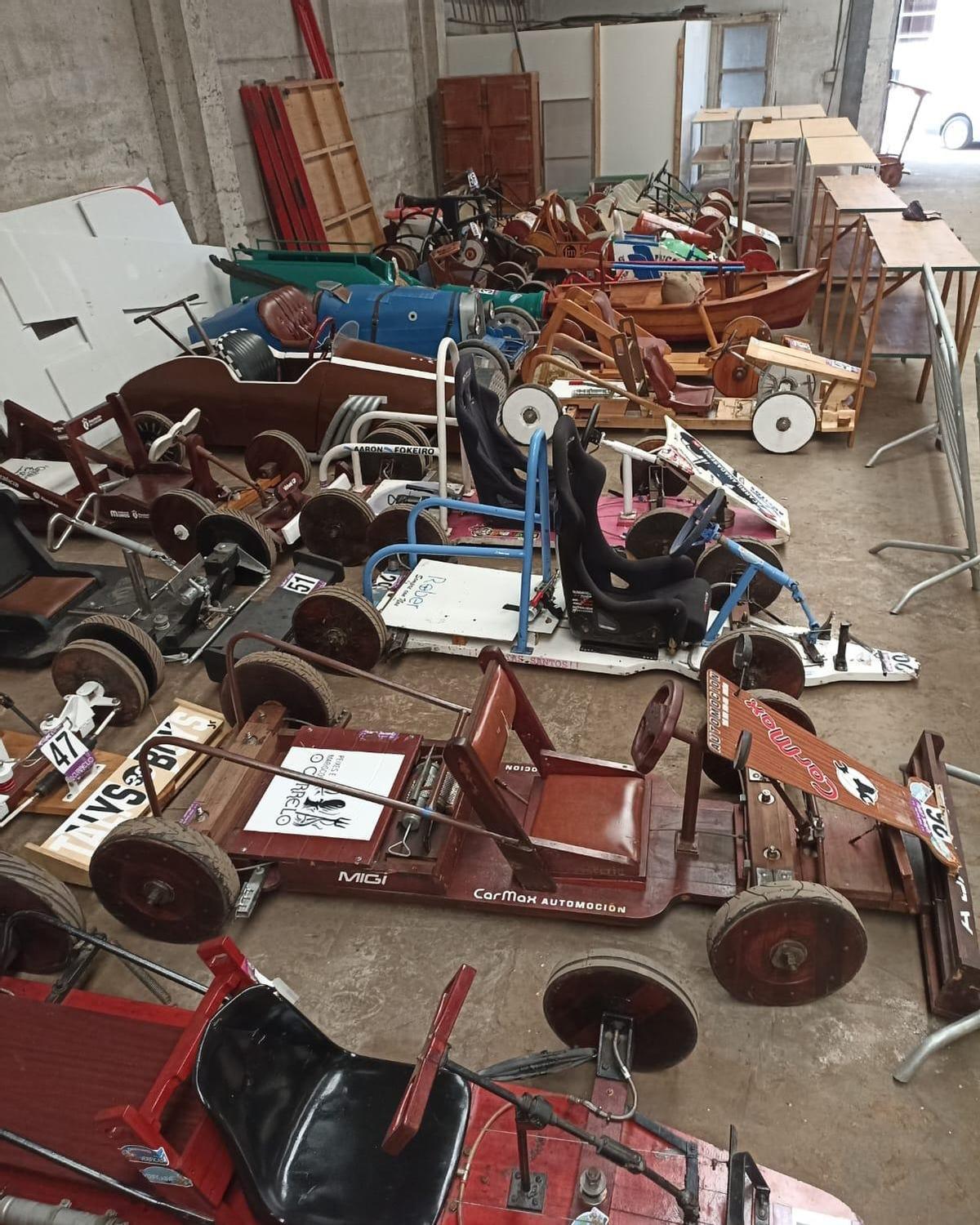 Algunas de las carrilanas almacenadas por la asociación en un local.