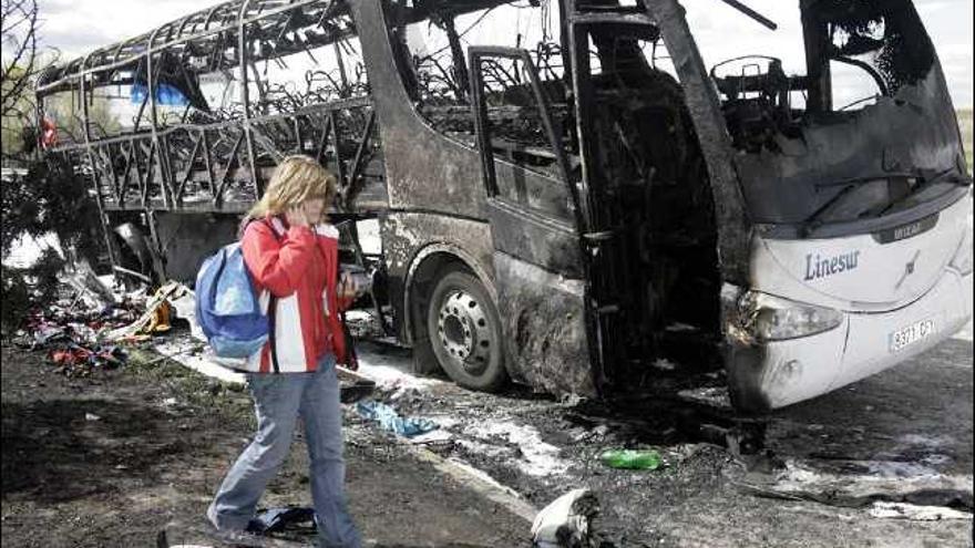 Ilesos 33 escolares tras incendiarse un autobús