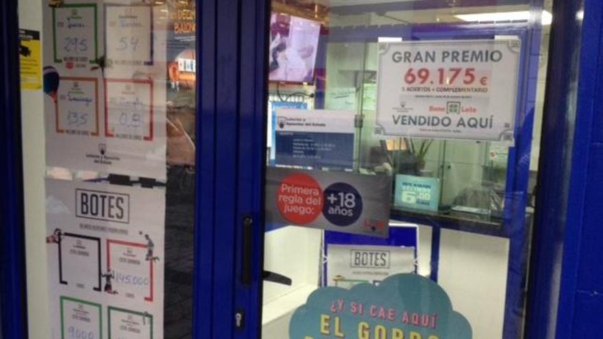 Un cartel a la puerta de la administración de lotería de Sabugo da cuenta del premio dado en la zona.