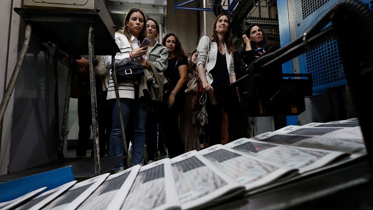 Los ejemplares de la octava edición del FARO DA ESCOLA se materializan en papel