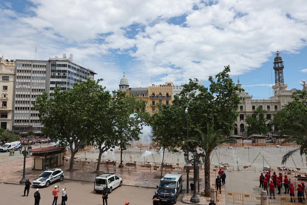 La mascletà del día de la Virgen de los Desamparados, en imágenes
