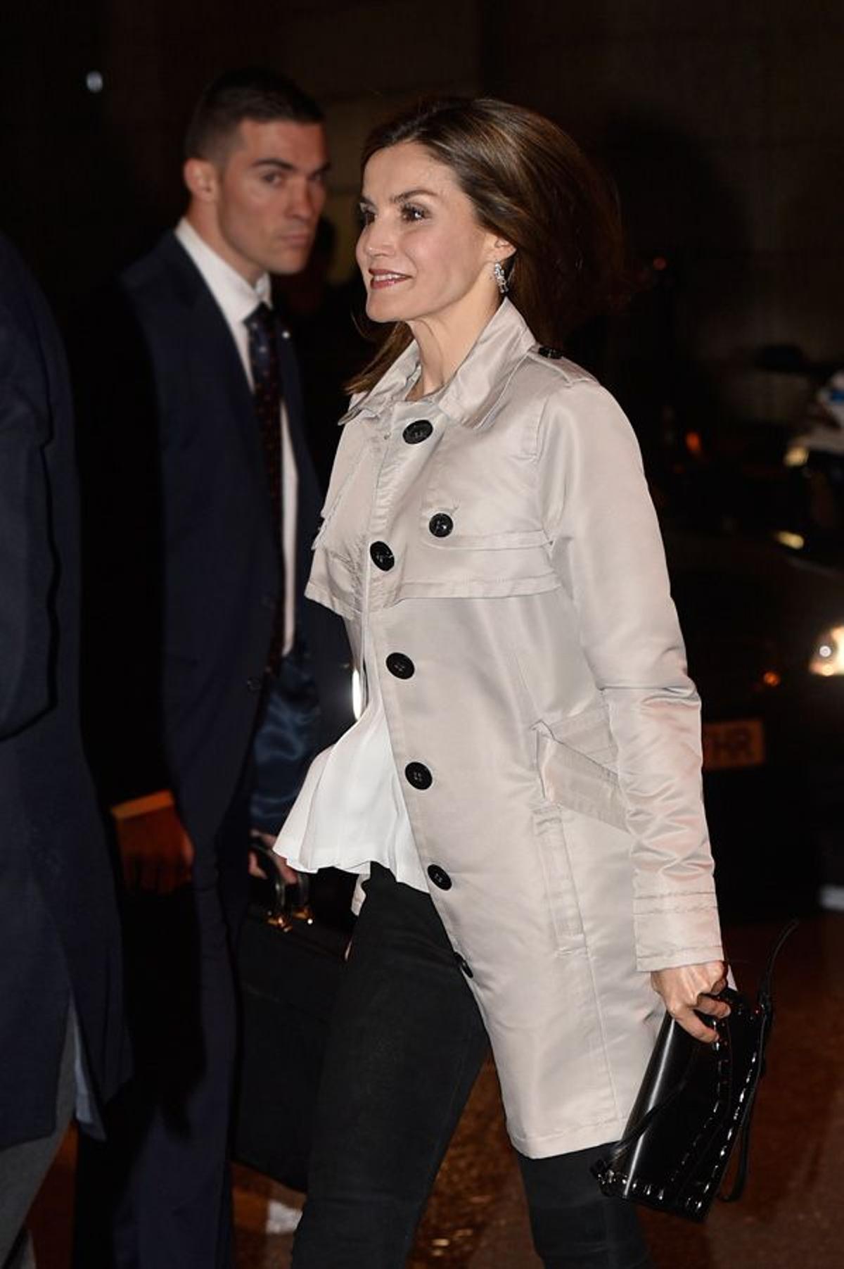 Letizia Ortiz con trench nude y botones negros