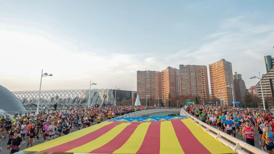 El Maratón arranca con un sentido homenaje a las víctimas de la dana