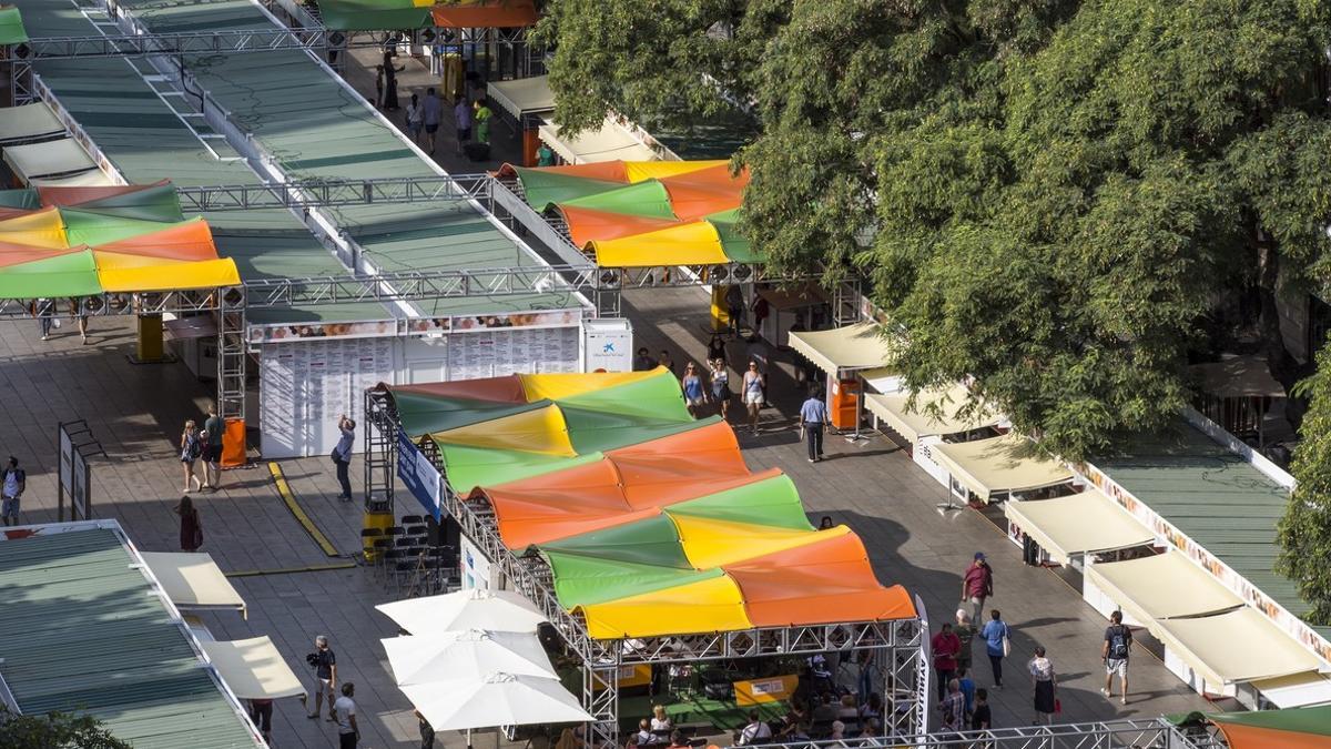 La Setmana del Llibre en Català, instalada en la avenida de la Catedral de Barcelona.