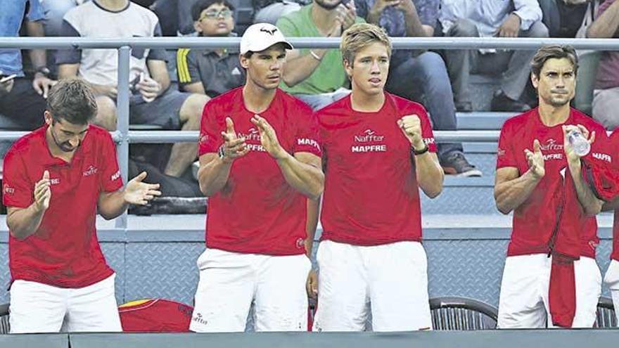 Nadal, segundo por la izquierda, anima en una eliminatoria contra India.