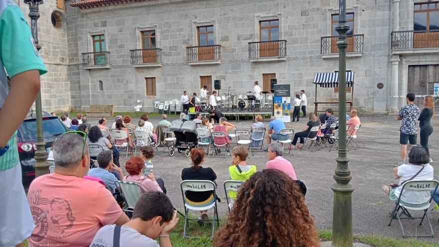 Arranca en Cornellana el Festival cultural del milenario con baile y gaitas a las puertas del monasterio