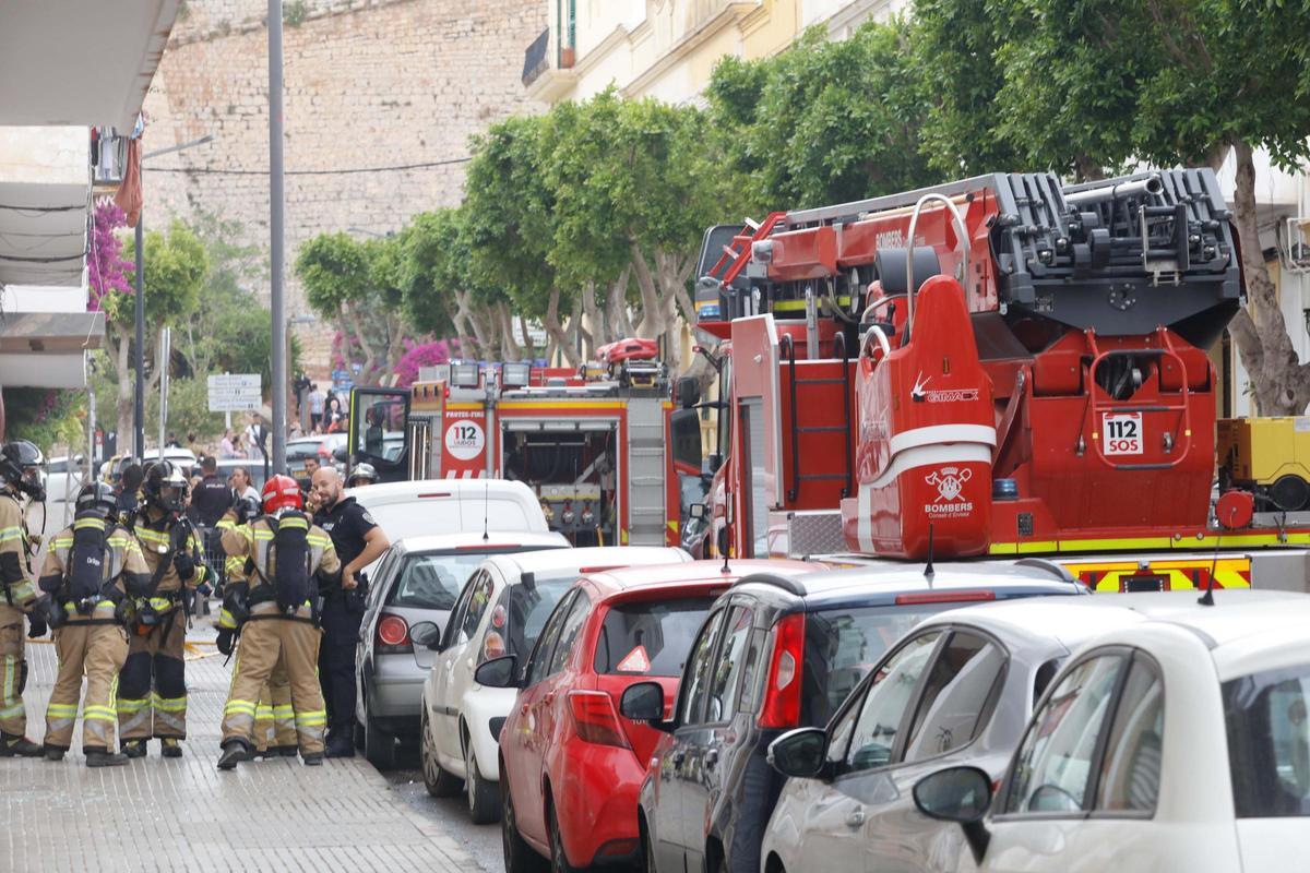 Galería de imágenes del incendio en los bajos del antiguo cine Cartago de Ibiza