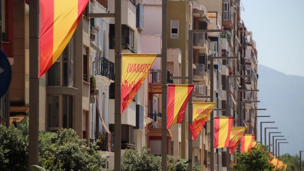 Cullera se engalana por la final de la Eurocopa entre España e Inglaterra.