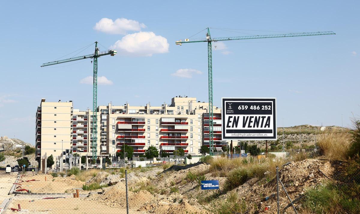 Parcelas para viviendas en venta en Arcosur, con grúas y pisos ya construidos de fondo.