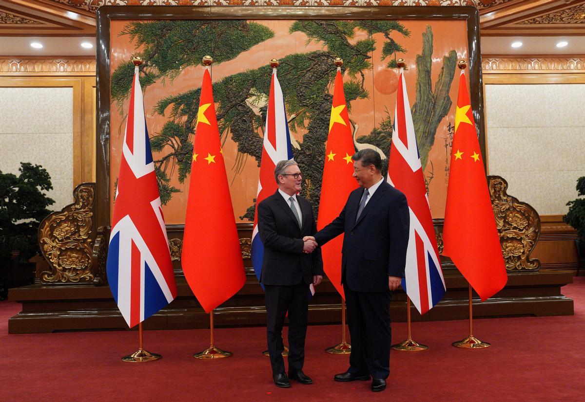 El primer ministro británico, Keir Starmer, saluda al presidente chino, Xi Jinping, durante su encuentro este jueves en Pekín.