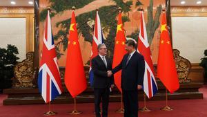 El primer ministro británico, Keir Starmer, saluda al presidente chino, Xi Jinping, durante su encuentro este jueves en Pekín.